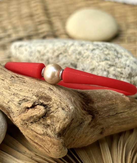 Entdecken Sie unser rotes Silikonarmband mit einer echten rosafarbenen Süßwasserperle - das perfekte Armband für Sport - kostenloser Versand