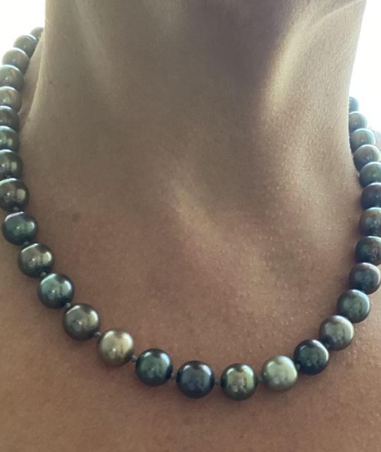 Te Hauru, eine Halskette mit echten Tahiti-Perlen in verschiedenen Nuancen und mit glänzendem Glanz - zertifiziert und garantiert - kostenlose und sichere Lieferung.