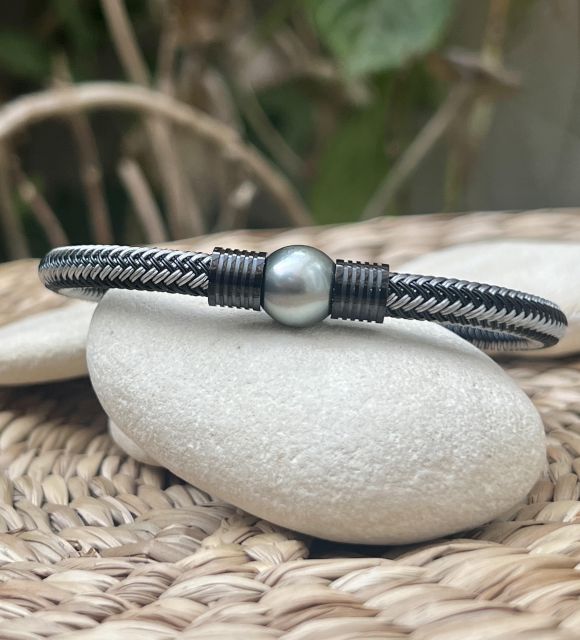 Bijou en perle de Tahiti aux reflets rares et lustre exceptionnel. Certificat d’authenticité et livraison sécurisée – Poemotu.