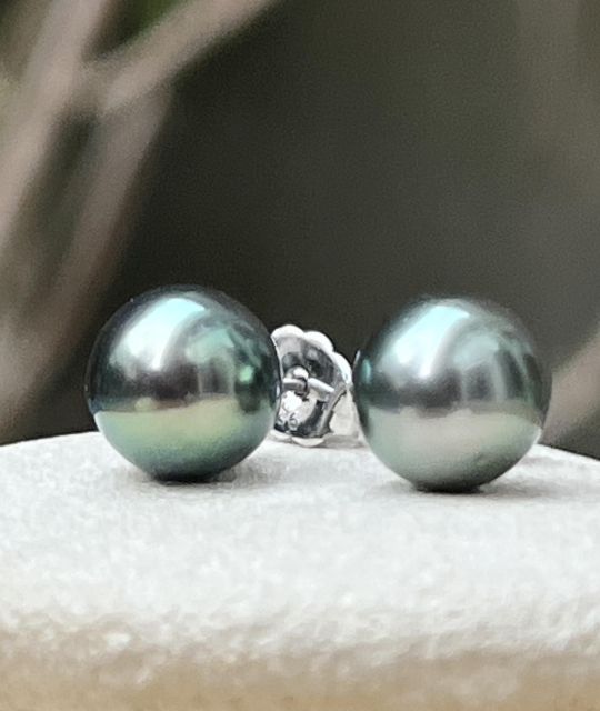 Bijou en perle de Tahiti aux reflets rares et lustre exceptionnel. Certificat d’authenticité et livraison sécurisée – Poemotu.