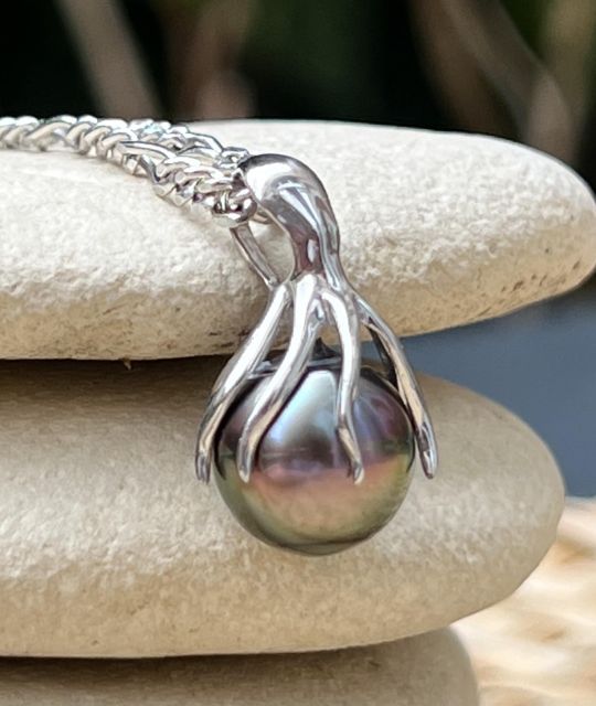 Pendentif en argent en forme de pieuvre, les tentacules entourent et retiennent une perle de Tahiti véritable - certifié et garanti - livraison gratuite sécurisée
