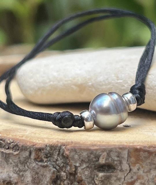 Adoptez cet adorable bracelet satin et sa véritable perle de culture de Tahiti de couleur étonnante et rare au très beau lustre - livraison gratuite