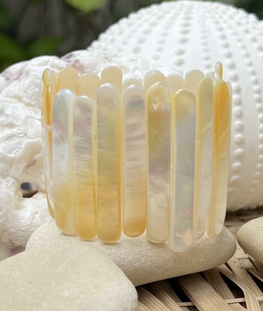 Découvrez ce bracelet doré aux lamelles gold de véritable nacre d'Australie - une merveille à votre poignet - livraison gratuite