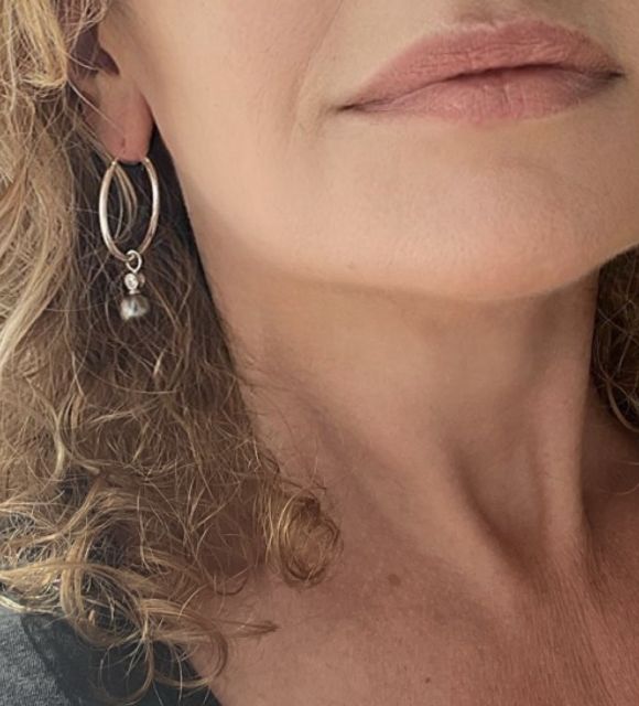 الأقراط المثالية لإضفاء لمسة أنيقة على ملابسك، زوج من الأقراط الكريولية الفضية المزينة باللآلئ