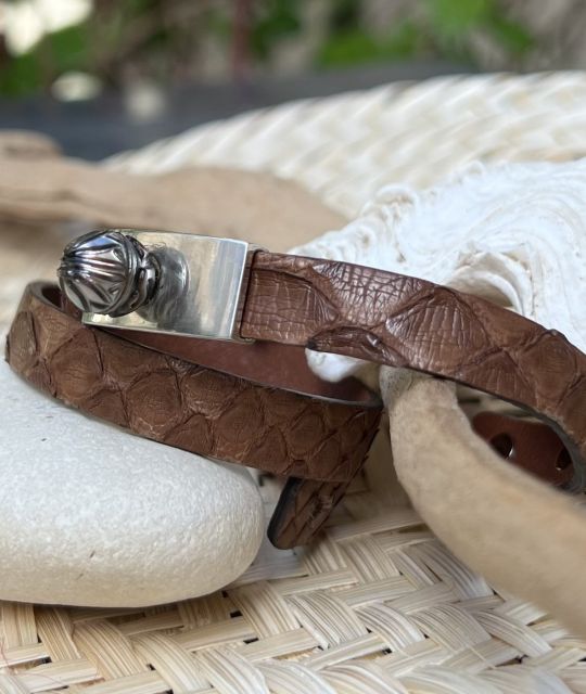 Entdecken Sie unser Unisex-Armband mit Schlangenledermuster in braunem Leder mit einer authentischen gravierten Tahiti-Perle!