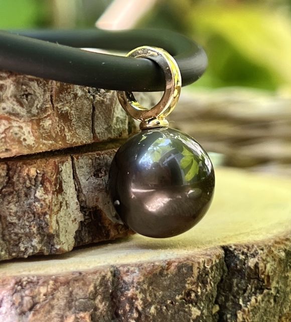 Tahitian pearl jewellery with rare highlights and exceptional lustre. Certificate of authenticity and secure delivery – Poemotu.