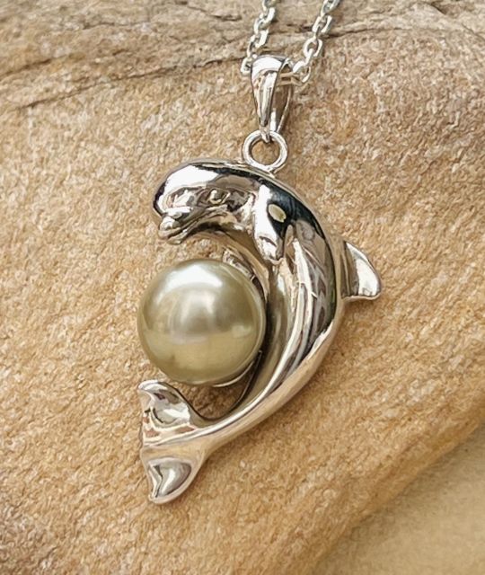 Découvrez cette pièce unique, une vraie perle de culture de Tahiti de couleur dorée portée en pendentif dauphin - certificat GIA - livraison gratuite