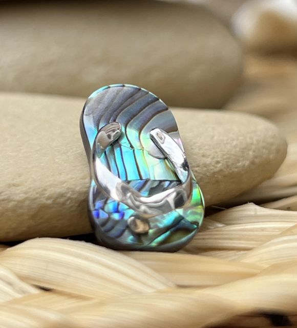 Mélange élégant de tradition et d'exotisme, capturant l'essence de la culture maritime, le pendentif savate affiche votre amour des îles - livraison gratuite