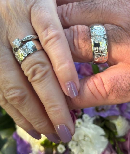 Découvrez le témoignage émouvant de nos clients sur les alliances gravées marquisiennes - une création Poemotu - Or 18 Carats ou Argent rhodié