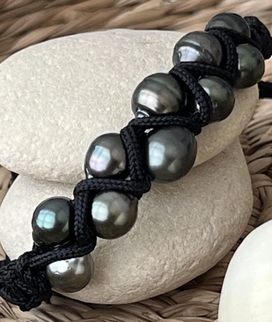 Dieses Armband für Männer aus Tahiti-Zuchtperlen ist ein wahrer polynesischer Schatz. Für einen schicken und widerstandsfähigen Look. 100% unserer zufriedenen Kunden empfehlen es weiter.