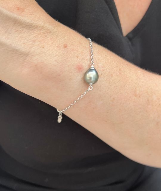Bijou en perle de Tahiti aux reflets rares et lustre exceptionnel. Certificat d’authenticité et livraison sécurisée – Poemotu.