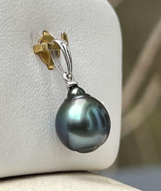 Bijou en perle de Tahiti aux reflets rares et lustre exceptionnel. Certificat d’authenticité et livraison sécurisée – Poemotu.
