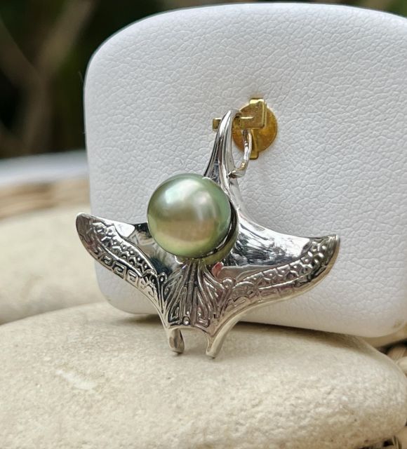 Его яркий цвет лагуны зелёного оттенка захватывает свет полинезийских океанов в украшение, символизирующее изящество и свободу - сертифицировано и гарантировано - бесплатная доставка.