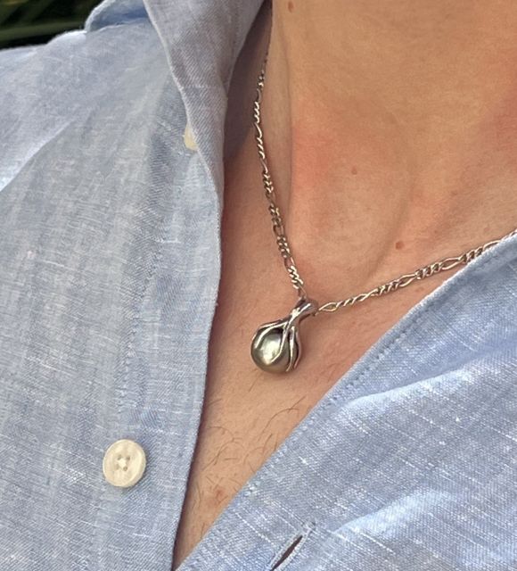 Joya en perla de Tahití con reflejos raros y brillo excepcional. Certificado de autenticidad y entrega segura – Poemotu.