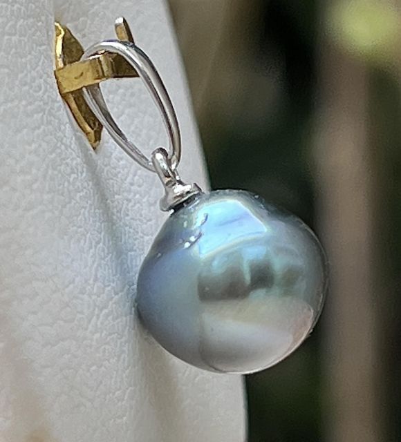 Bijou en perle de Tahiti aux reflets rares et lustre exceptionnel. Certificat d’authenticité et livraison sécurisée – Poemotu.