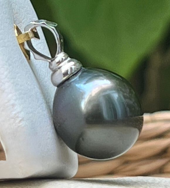 Bijou en perle de Tahiti aux reflets rares et lustre exceptionnel. Certificat d’authenticité et livraison sécurisée – Poemotu.
