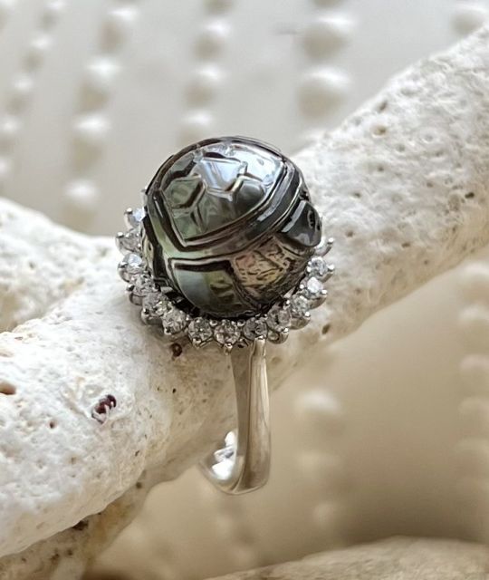 Bijou en perle de Tahiti aux reflets rares et lustre exceptionnel. Certificat d’authenticité et livraison sécurisée – Poemotu.