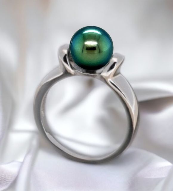Bijou en perle de Tahiti aux reflets rares et lustre exceptionnel. Certificat d’authenticité et livraison sécurisée – Poemotu.