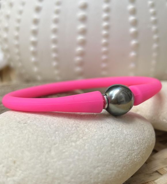 Symbole de la douceur, un joli rose accompagné d'une perle de Tahiti grise dans ce bracelet pour bébé