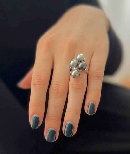 Brillez de mille feux avec notre bague "Harmonie" en argent rhodié ornée de quatre véritables perles de Tahiti aux nuances pastels