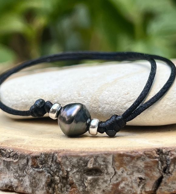 Découvrez la perle noire unique de ce bracelet satin à associer à vos bracelets ou à porter seul