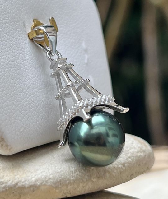 Bijou en perle de Tahiti aux reflets rares et lustre exceptionnel. Certificat d’authenticité et livraison sécurisée – Poemotu.