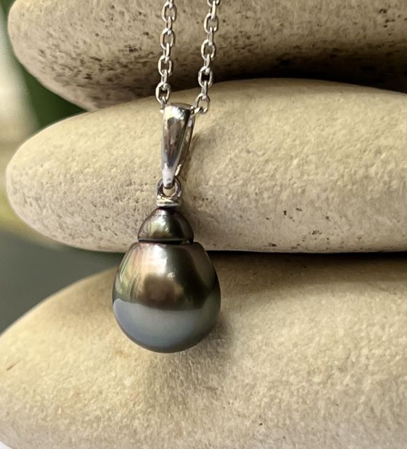 Découvrez Maeva, un pendentif en perle de Tahiti authentique - perle recherchée - pièce unique - certificat authenticité - garantie - livraison gratuite