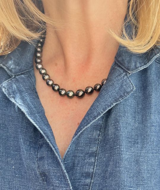 Eine 45 cm lange Halskette, abgeschlossen mit einem 18 Karat Goldverschluss, zu einem außergewöhnlichen Preis angeboten, für diejenigen, die die wahre Schönheit erkennen.