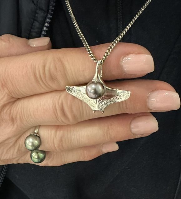 Découvrez le pendentif raie manta et vraie perle de Tahiti porté par nos clients - témoignages et traçabilité 100% authentiques avec Poemotu -