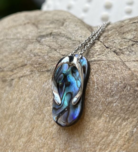 Mélange élégant de tradition et d'exotisme, capturant l'essence de la culture maritime, le pendentif savate affiche votre amour des îles - livraison gratuite