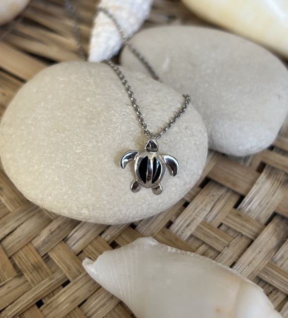 Subtil pendentif tortue de mer, alliage d'argent et d'émail noir