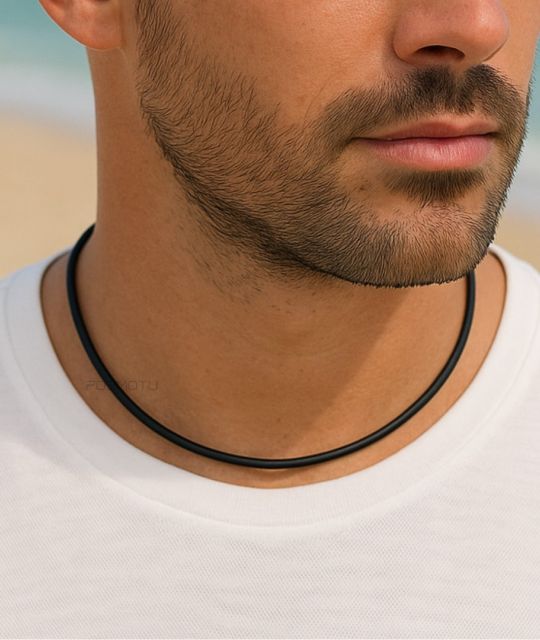 Disponible en 40, 42, 45 ou 50 cm. Ras de cou en caoutchouc noir (4,00 mm), avec fermoir baïonnette en argent 925 rhodié. Un collier discret et moderne.