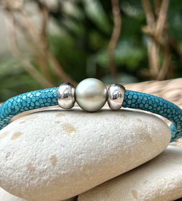 Bijou en perle de Tahiti aux reflets rares et lustre exceptionnel. Certificat d’authenticité et livraison sécurisée – Poemotu.