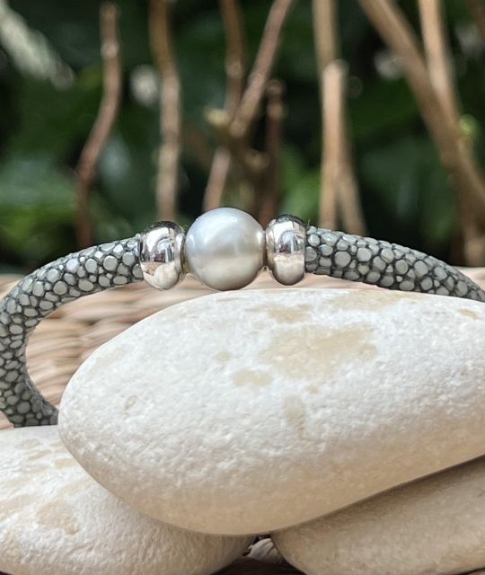 Bijou en perle de Tahiti aux reflets rares et lustre exceptionnel. Certificat d’authenticité et livraison sécurisée – Poemotu.