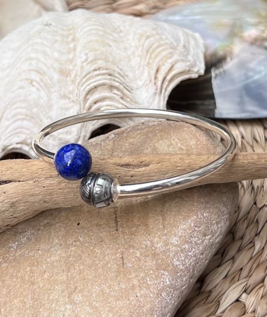 Bijou en perle de Tahiti aux reflets rares et lustre exceptionnel. Certificat d’authenticité et livraison sécurisée – Poemotu.