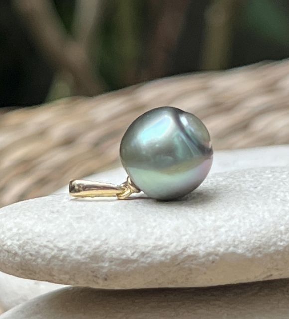 Bijou en perle de Tahiti aux reflets rares et lustre exceptionnel. Certificat d’authenticité et livraison sécurisée – Poemotu