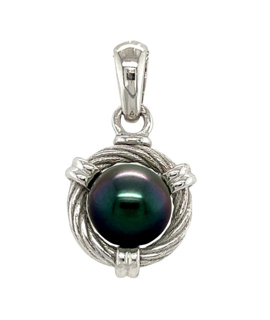 Un bijou masculin, sobre et puissant. En argent rhodié, il accueille une perle de Tahiti ronde (9/10 mm), qualité AA, au lustre intense et aux reflets peacock, noirs ou gris.