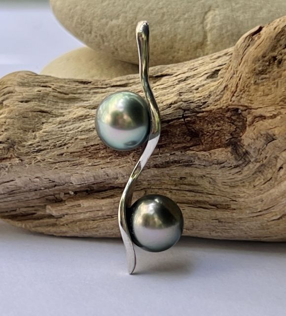 Deux véritables perles de Tahiti lovées dans un ruban d'argent 925 étincelant - origine des perles de Polynésie française garantie - livraison gratuite