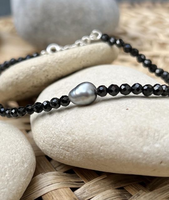 Entdecken Sie ein einzigartiges handgefertigtes Stück von Poemotu - grauer Keshi - GIA-Zertifikat - kostenlose sichere Lieferung - Zufrieden oder Geld zurück.