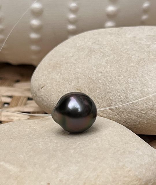 Incroyable couleur aubergine pour cette vraie perle de culture de Tahiti montée sur un câble transparent - certificat GIA - livraison gratuite
