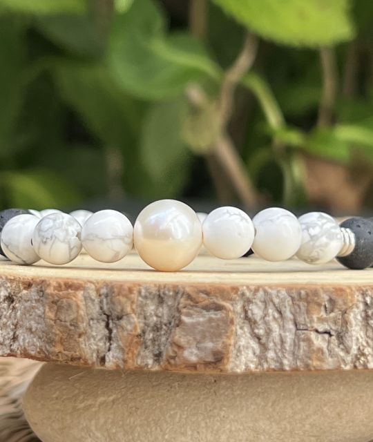 Découvrez notre bracelet en howlite et perle d’eau douce, une création élégante et naturelle aux nuances douces et intemporelles.