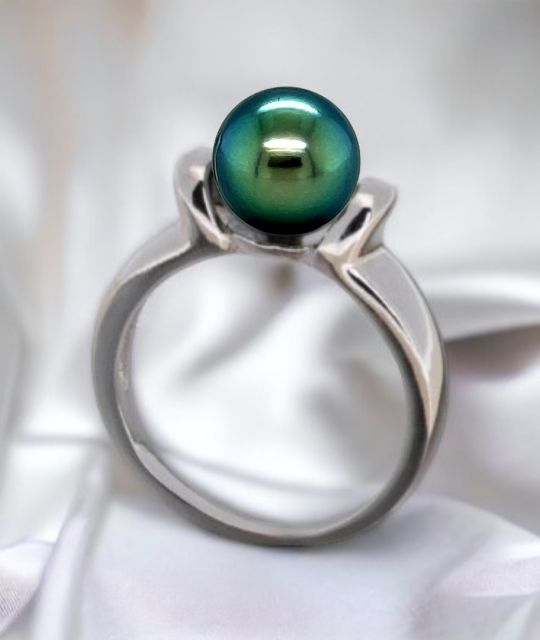 Entdecken Sie Étreinte, den strahlenden Solitärring mit einer echten Tahiti-Perle - die perfekte Wahl für eine bedeutende Aussage - Zertifizierte Tahiti-Perlen aus Französisch-Polynesien