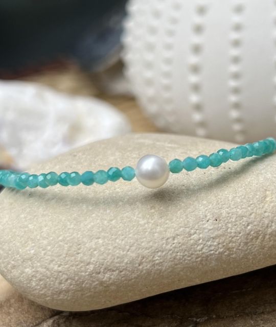 L'amazonite encourage la communication sincère et facilite l'expression personnelle en dissipant les énergies négatives et les blocages au sein du chakra