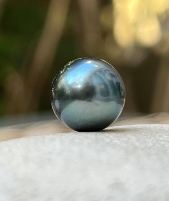 Bijou en perle de Tahiti aux reflets rares et lustre exceptionnel. Certificat d’authenticité et livraison sécurisée – Poemotu.