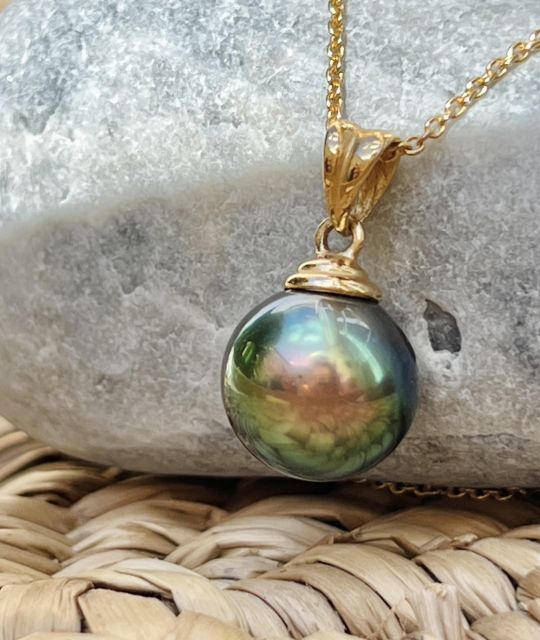 Découvrez absolument ce pendentif et sa véritable et incroyable perle de Tahiti peacock bleue au lustre éclatant - dans le TOP 3 des plus belles perles de Tahiti