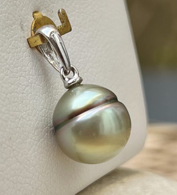 Bijou en perle de Tahiti aux reflets rares et lustre exceptionnel. Certificat d’authenticité et livraison sécurisée – Poemotu