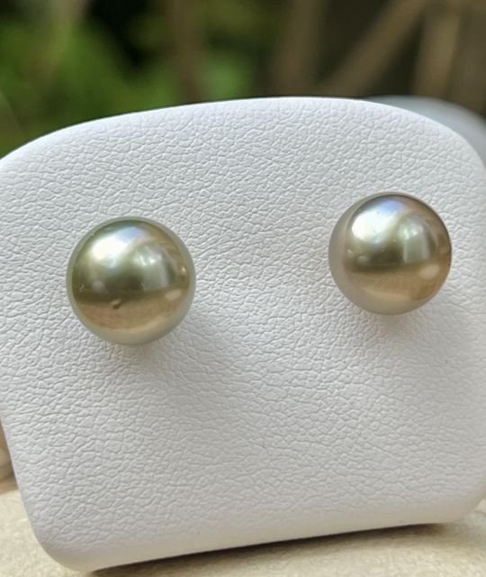 Découvrez "Moana Sunset", sublimes boucles d'oreilles perles de Tahiti vert doré de Polynésie française - pièce unique - certificat GIA