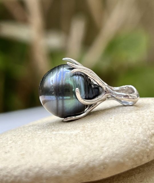 Bijou en perle de Tahiti aux reflets rares et lustre exceptionnel. Certificat d’authenticité et livraison sécurisée – Poemotu.