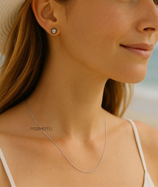 Fine, lumineuse et parfaitement équilibrée, cette chaîne en or blanc 18 carats, dotée d’une maille Forçat ronde de 1,10 millimètres de diamètre