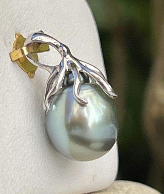 Bijou en perle de Tahiti aux reflets rares et lustre exceptionnel. Certificat d’authenticité et livraison sécurisée – Poemotu.